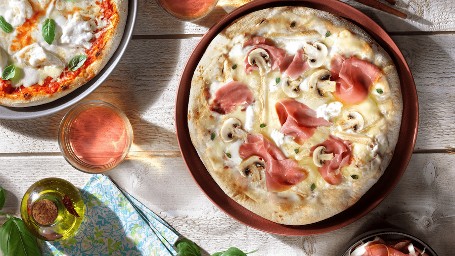 Pizzas artisanales surgelées reine et margherita, idéales pour une offre de snacking clé en main en camping