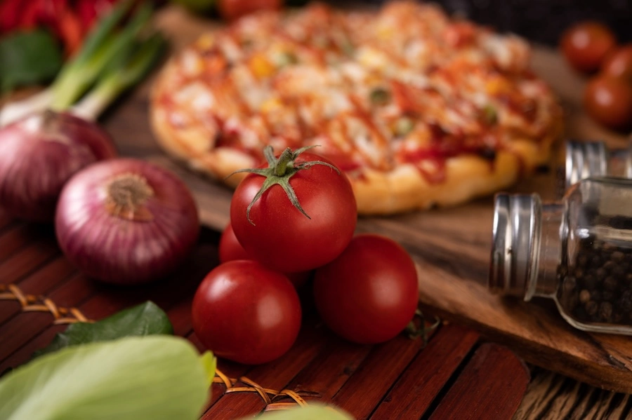 Pizza artisanale garnie d'ingrédients sélectionnés, servie au point de snacking d'un camping